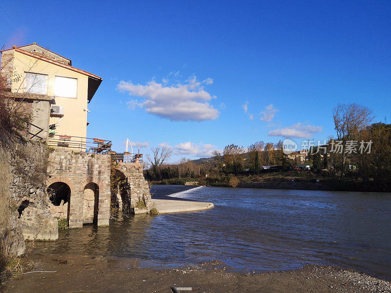 阿尔诺河在Girone, Fiesole，托斯卡纳